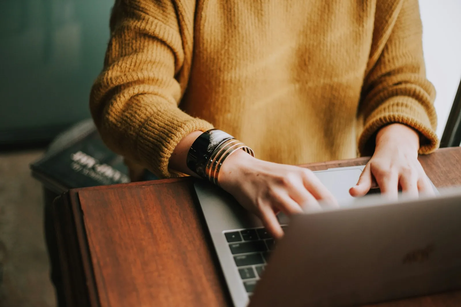 Entrepreneure remplissant un formulaire d'incorporation en ligne sur un ordinateur portable