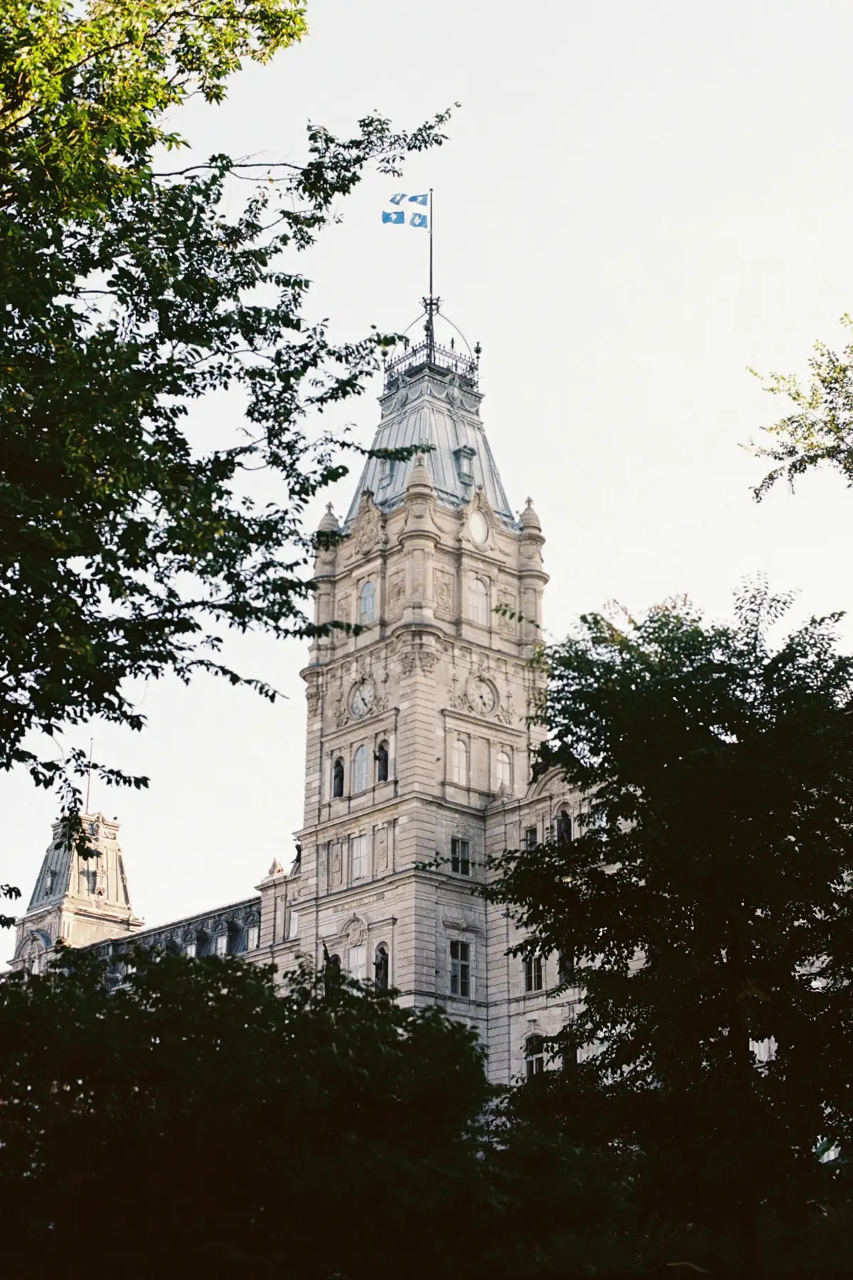 Tour de l’hôtel du Parlement du Québec avec le drapeau québécois flottant à son sommet